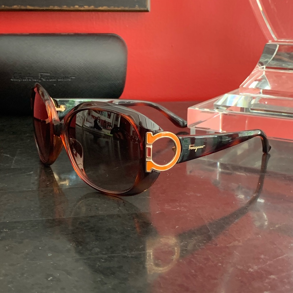 SOLD OUT! Salvatore Ferragamo Tortoise Sunglasses NIB - Picture 4 of 12